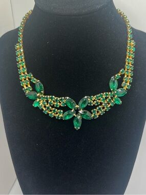 Vintage emerald green rhinestone statement necklace gold tone marquise bib